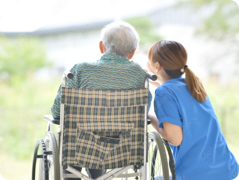 車椅子に乗った入居者と介護士が談笑している様子
